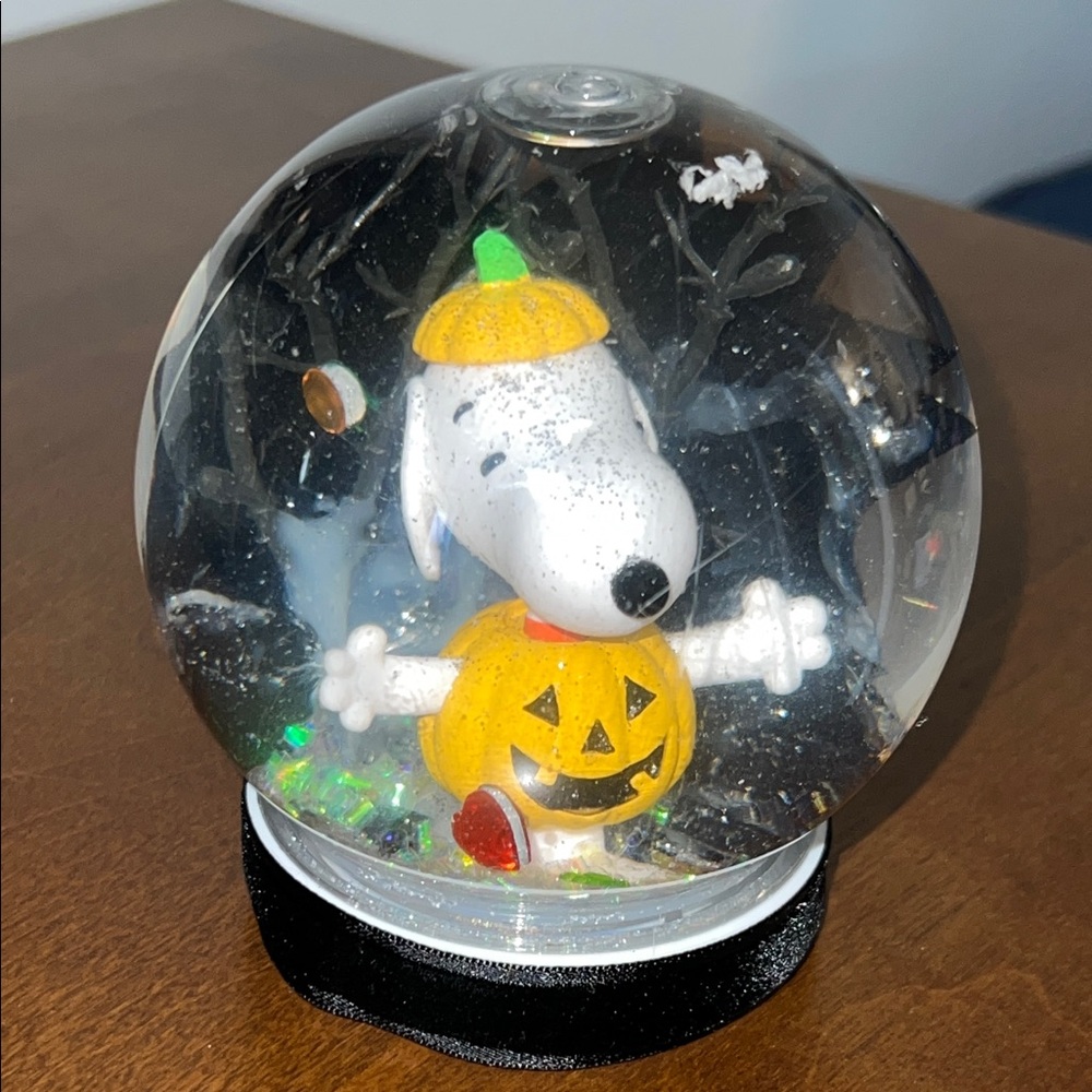 SNOOPY Pumpkin Snow Globe - Picture 8 of 13